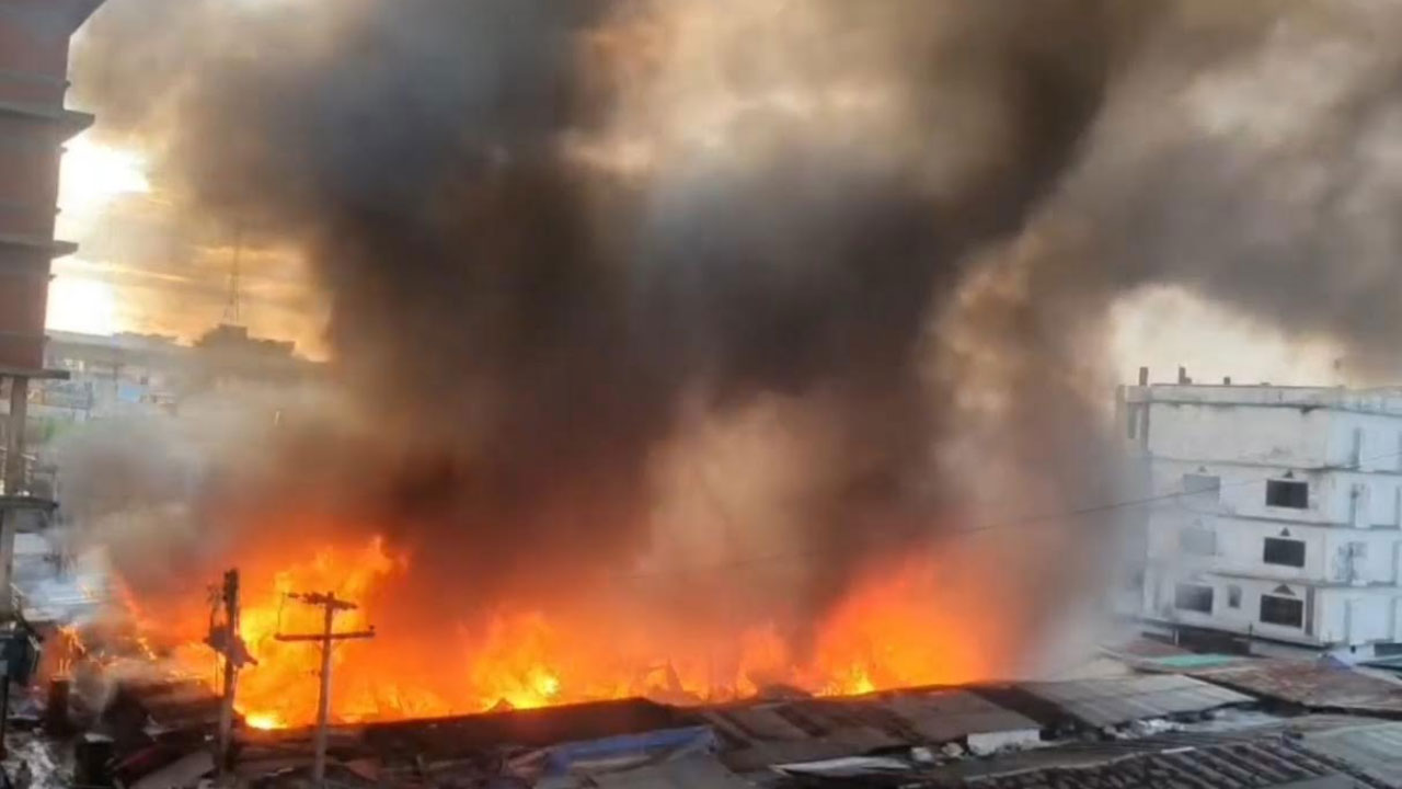 গাজীপুরে কাঁচাবাজারে অগ্নিকাণ্ড, অর্ধশত দোকান পুড়েছে